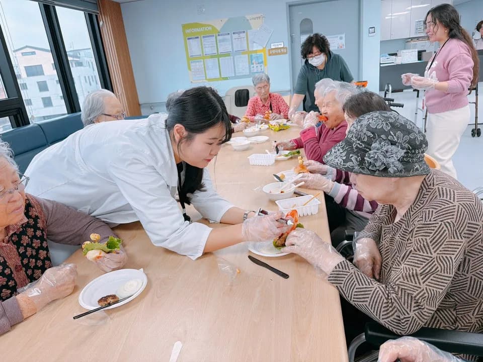 경기우리요양원 어르신들이 직원과 함께 수제 버거를 만드는 요리 활동 모습