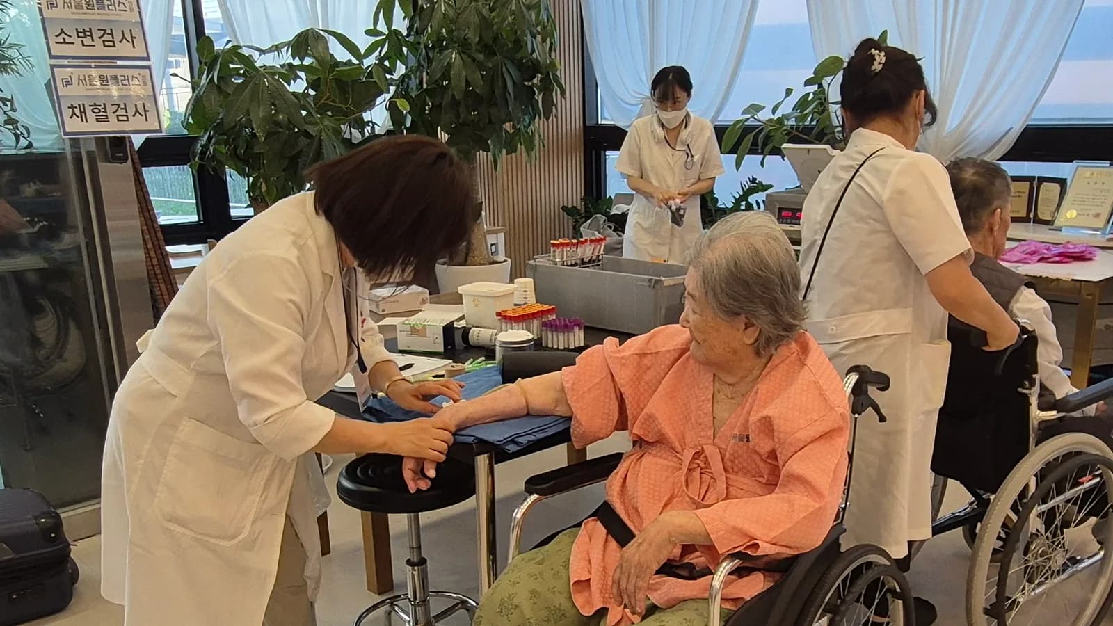 협약 의료기관 의료진이 경기우리요양원을 방문해 어르신 채혈 검사를 하는 모습