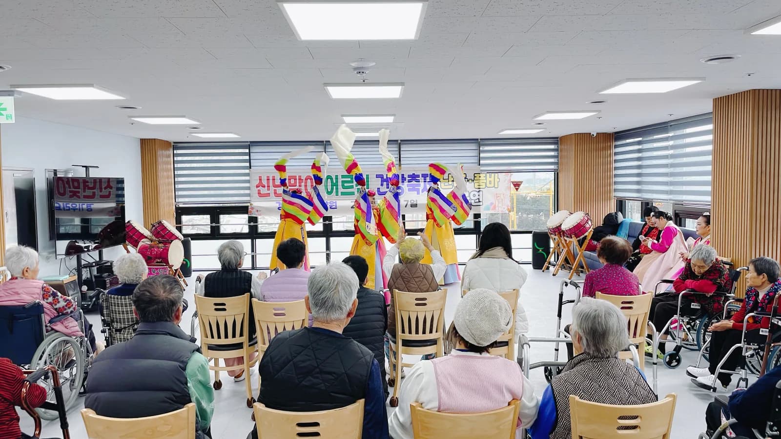 경기우리요양원 프로그램실에서 열린 공연 모습